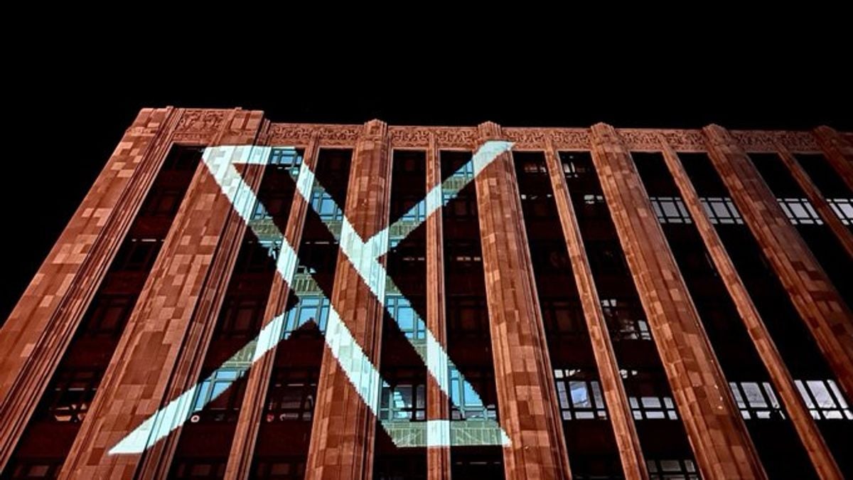 A projection of the new Twitter logo, X, on the company's headquarters